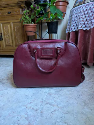 Maleta de viaje con ruedas color burdeos