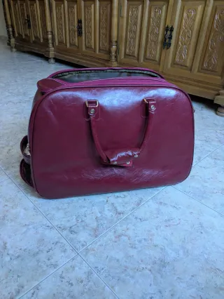 Maleta de viaje con ruedas color burdeos