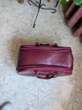 Maleta de viaje con ruedas color burdeos