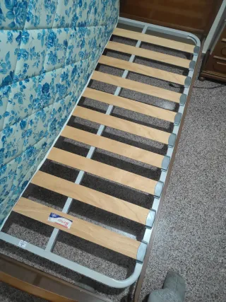 2 camas de 90 de madera y 1 mesita de noche