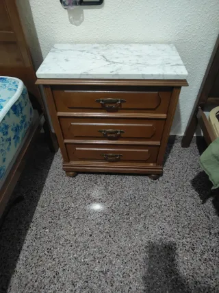 2 camas de 90 de madera y 1 mesita de noche