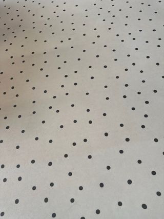Alfombra vinílica con puntos negros
