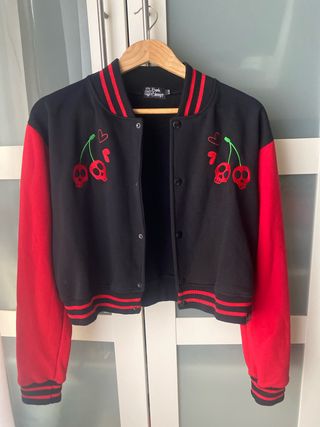 Cazadora bomber con calaveras