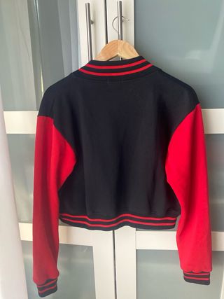 Cazadora bomber con calaveras