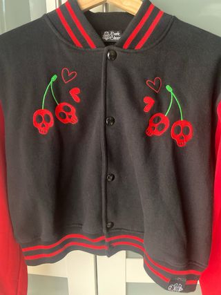 Cazadora bomber con calaveras