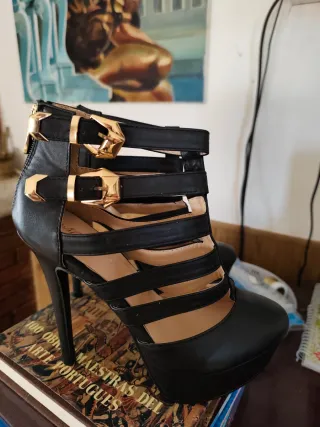 Zapatos de tacón negros con detalles dorados