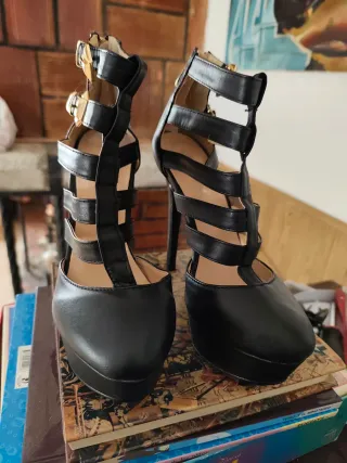 Zapatos de tacón negros con detalles dorados