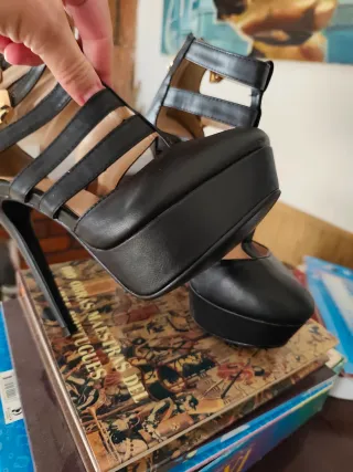 Zapatos de tacón negros con detalles dorados