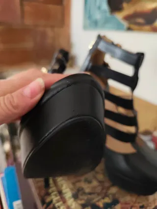 Zapatos de tacón negros con detalles dorados