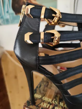 Zapatos de tacón negros con detalles dorados