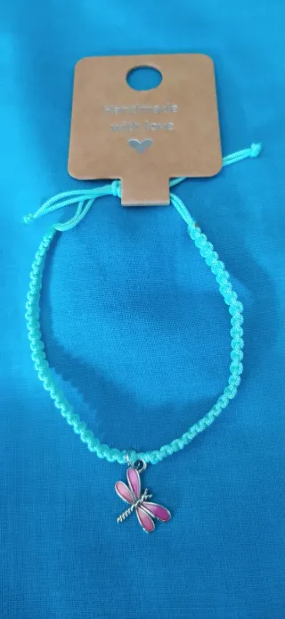 Pulsera macramé con charm de libélula
