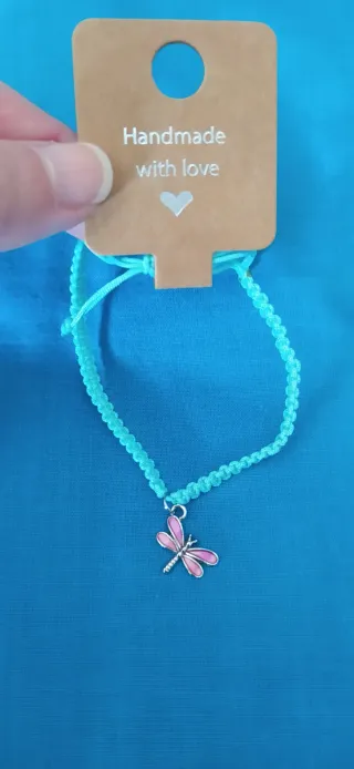 Pulsera macramé con charm de libélula