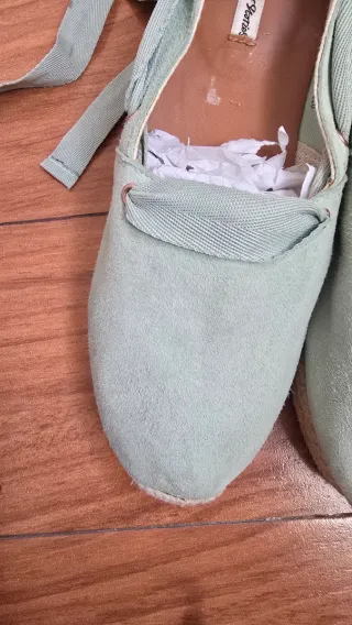 Alpargatas ante &Other Stories verde atadas