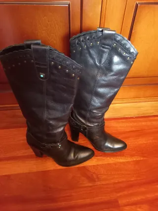Botas altas de cuero negras