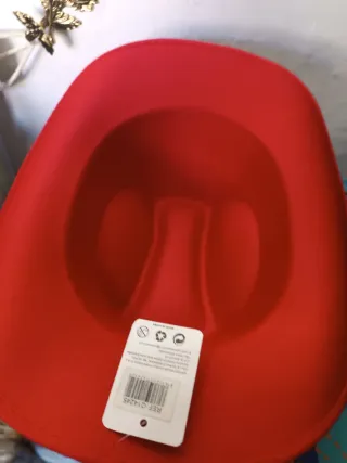 Sombrero brillante rojo para niño