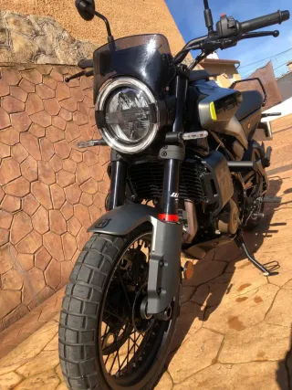 Motocicleta Husqvarna 401 2025 113km ITV dic. 2028