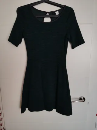 Vestido verde con escote trasero