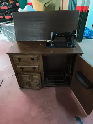 Mueble Singer con maquina de coser Alfa Antigua