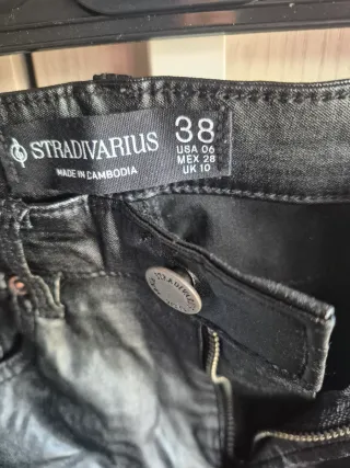 Pantalón efecto piel Stradivarius Talla 38