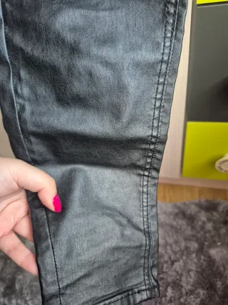 Pantalón efecto piel Stradivarius Talla 38