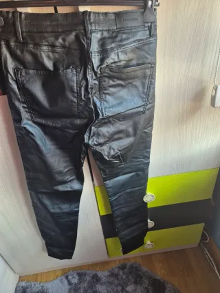 Pantalón efecto piel Stradivarius Talla 38