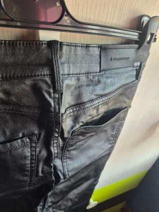 Pantalón efecto piel Stradivarius Talla 38