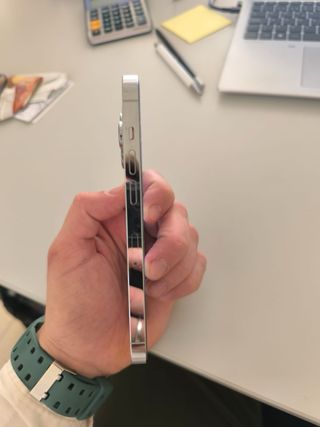 iPhone 14 Pro (parte trasera rota)