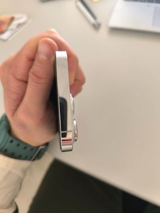 iPhone 14 Pro (parte trasera rota)