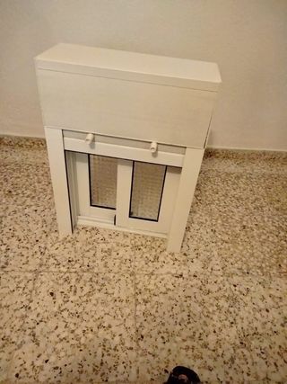 Ventana pequeña blanca