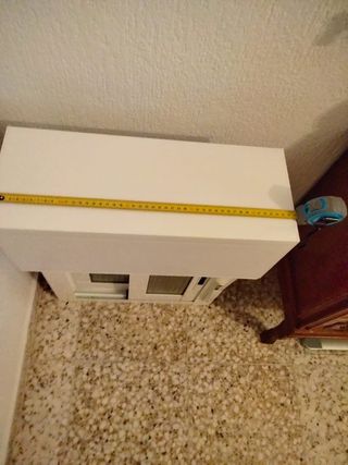 Ventana pequeña blanca