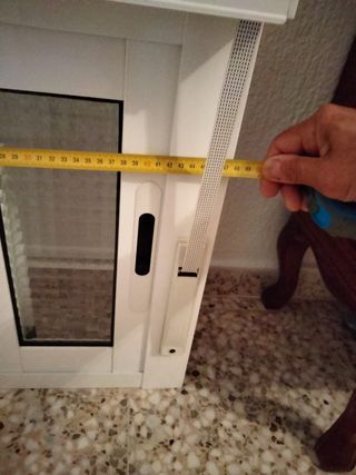 Ventana pequeña blanca