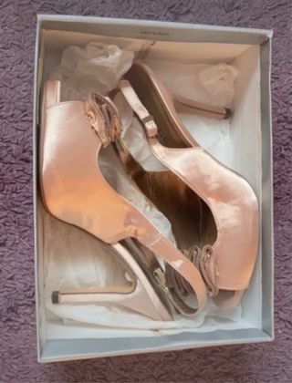 Tacones dorados con flor