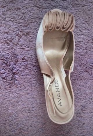 Tacones dorados con flor