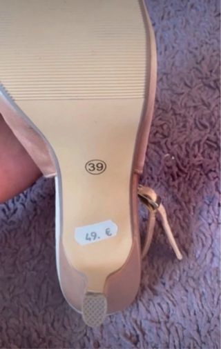 Tacones dorados con flor