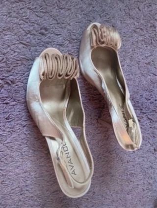 Tacones dorados con flor