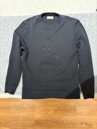 Sudadera Scalpers Negra con Calavera en relieve.