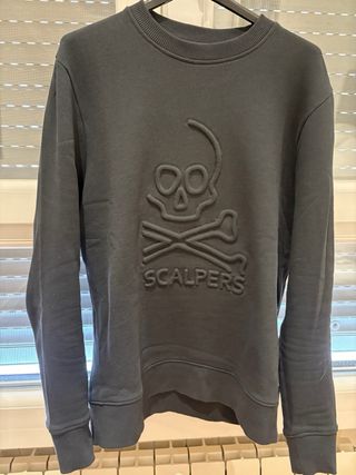 Sudadera Scalpers Negra con Calavera en relieve.