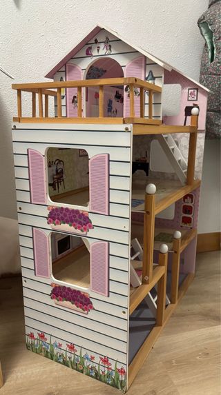 Casa de muñecas de madera amueblada