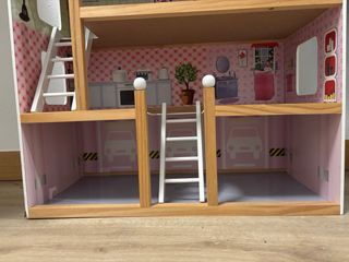 Casa de muñecas de madera amueblada