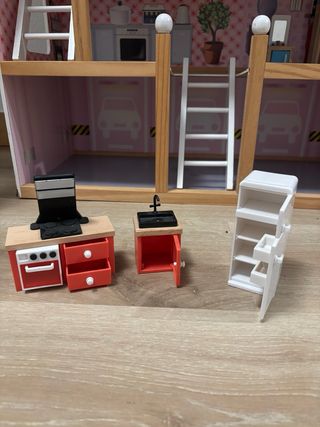 Casa de muñecas de madera amueblada
