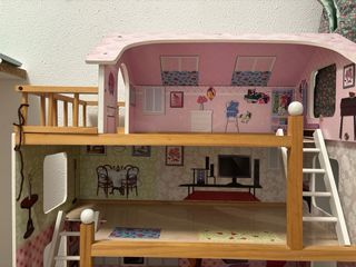 Casa de muñecas de madera amueblada