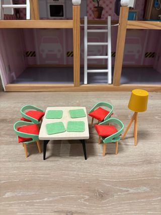 Casa de muñecas de madera amueblada