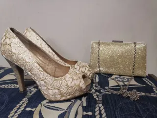 Zapatos y bolso de fiesta dorados