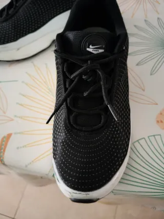 Zapatillas deportivas negras y blancas