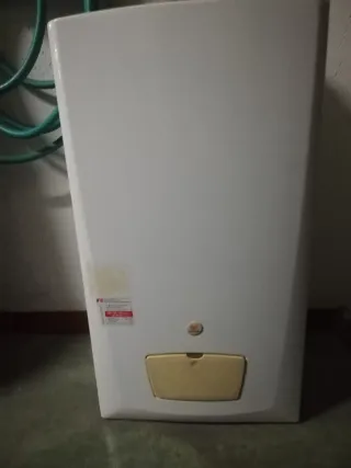 Caldera de gas blanca y beige