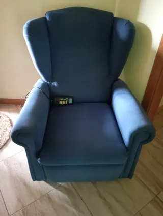 Sillón reclinable azul de tela