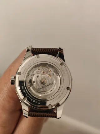 Reloj Ralph Lauren con su icónico logo de Polo.