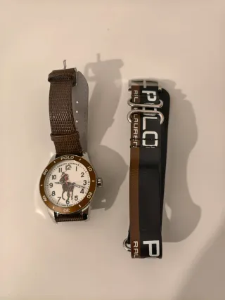 Reloj Ralph Lauren con su icónico logo de Polo.