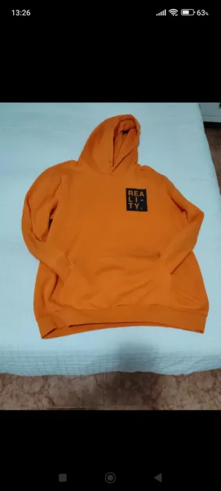 Sudadera naranja con estampado