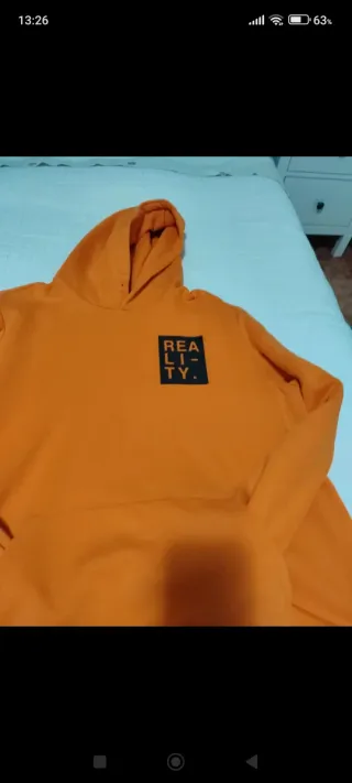 Sudadera naranja con estampado